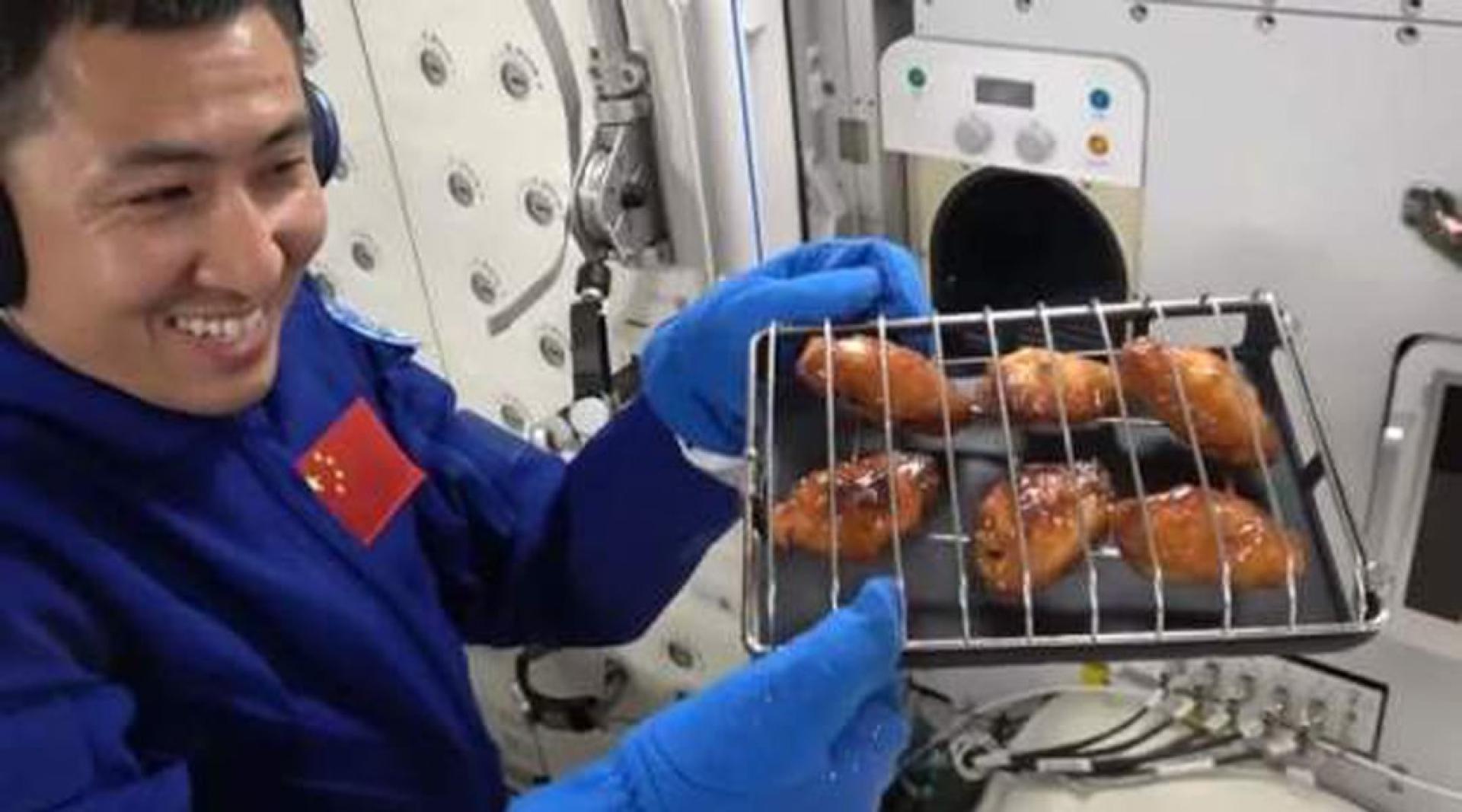 这台热风烘烤机可以对新鲜蔬菜、坚果、蛋糕、肉类等食材进行在轨烹饪、烘焙加工。