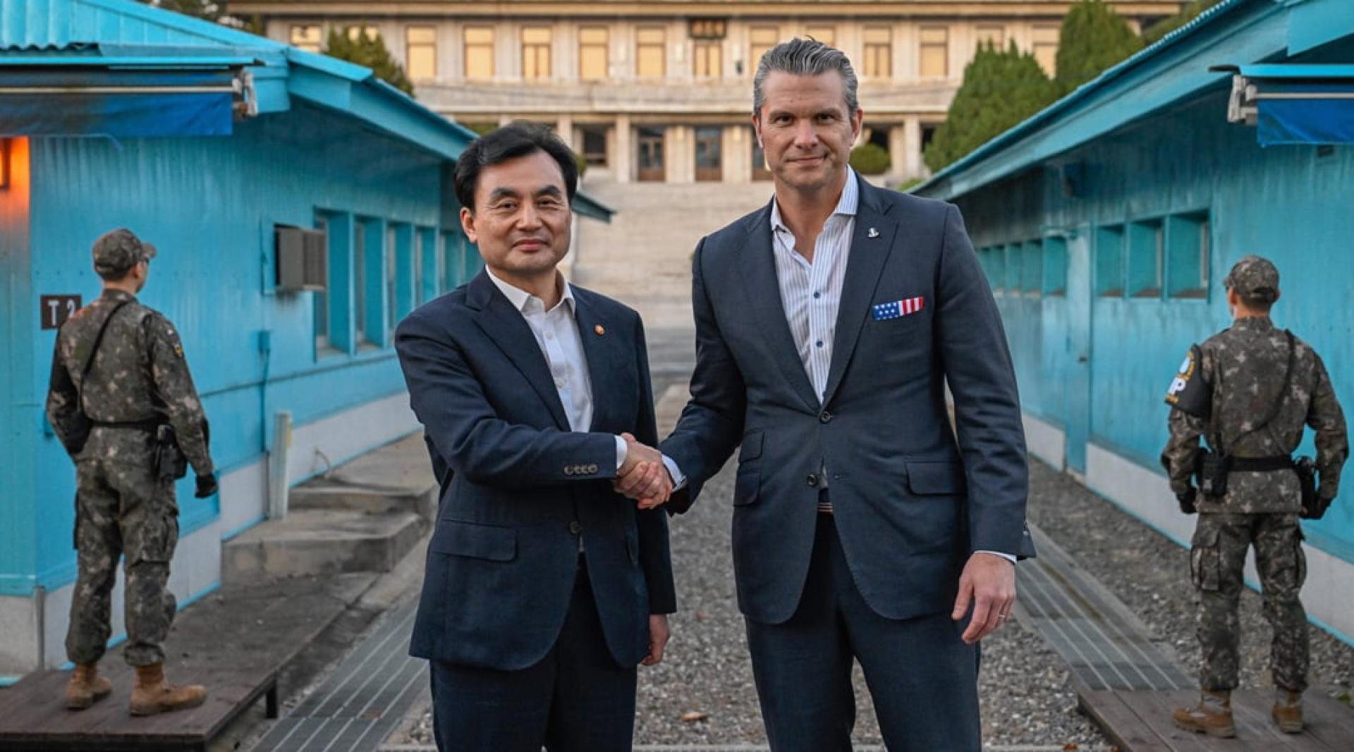 韩国防部长安圭伯和美战争部长赫格塞思（右）3日一同前往板门店共同警备区视察。