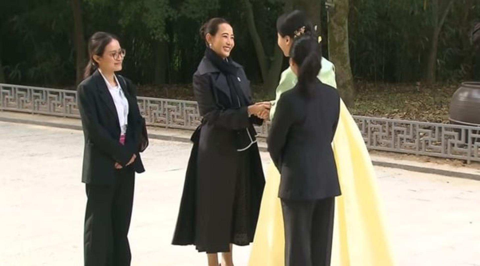 塔纳侬（左二）让韩网友惊艳。