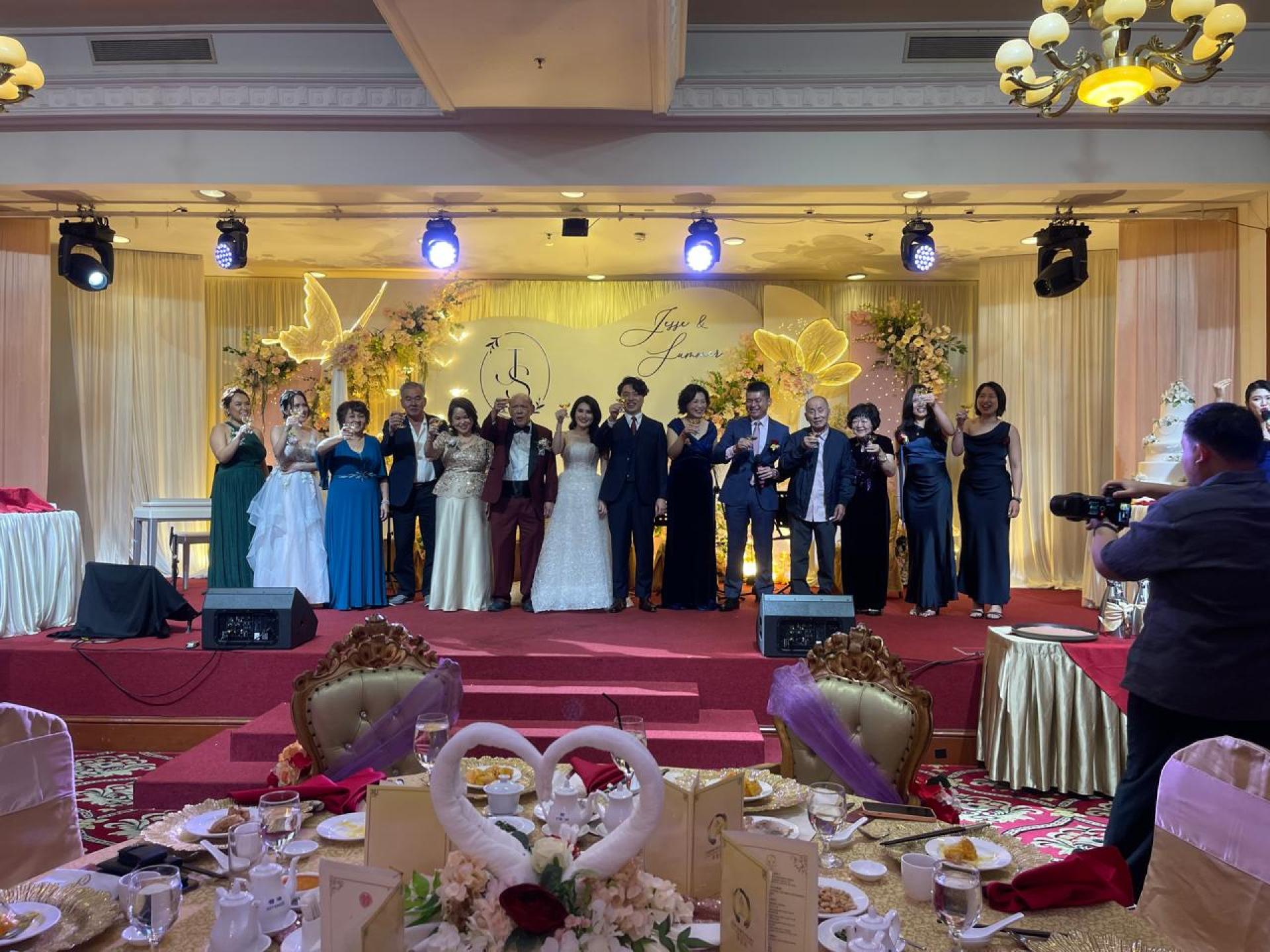 新人与双方家长向出席的至亲好友敬茶。