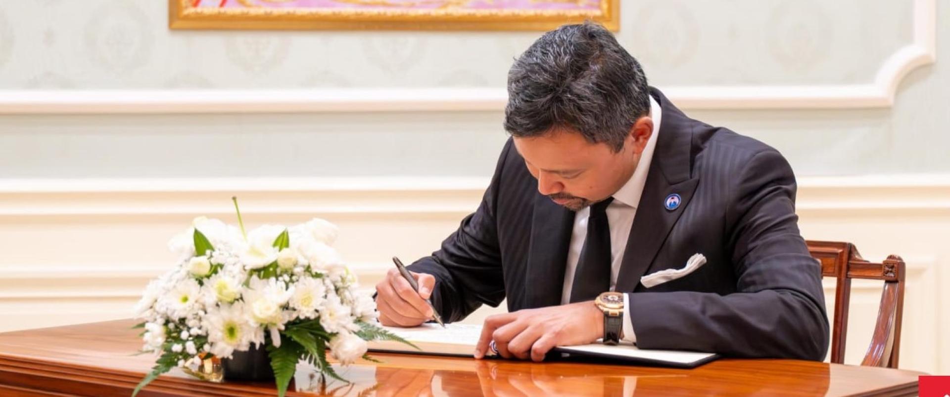 皇太子在吊唁簿上签名