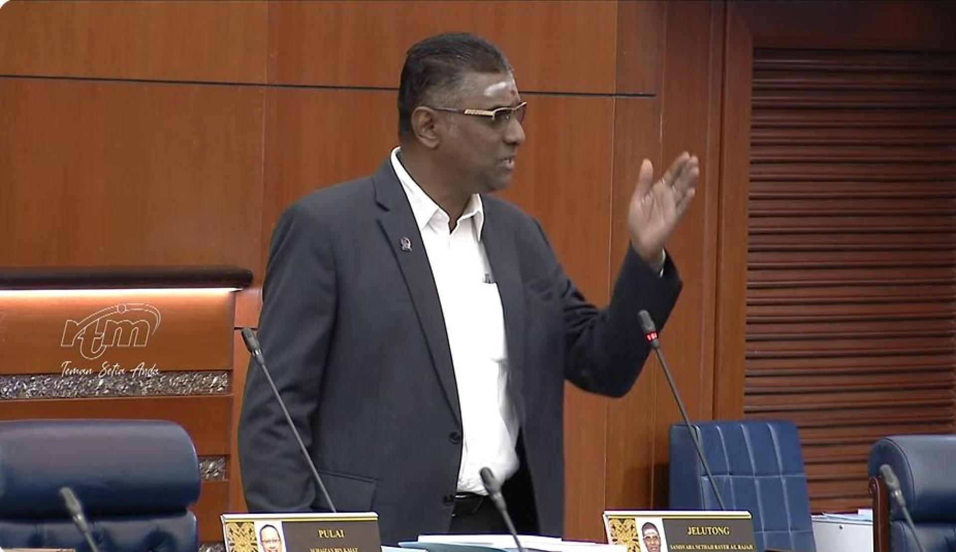 雷尔（图）坚持慕尤丁政府没有维护印裔社群，不曾谈论淡小课题，并促请后者不要再欺骗印裔社群。