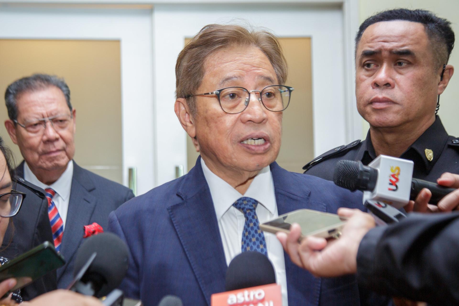 砂总理阿邦佐哈里受访一瞥。