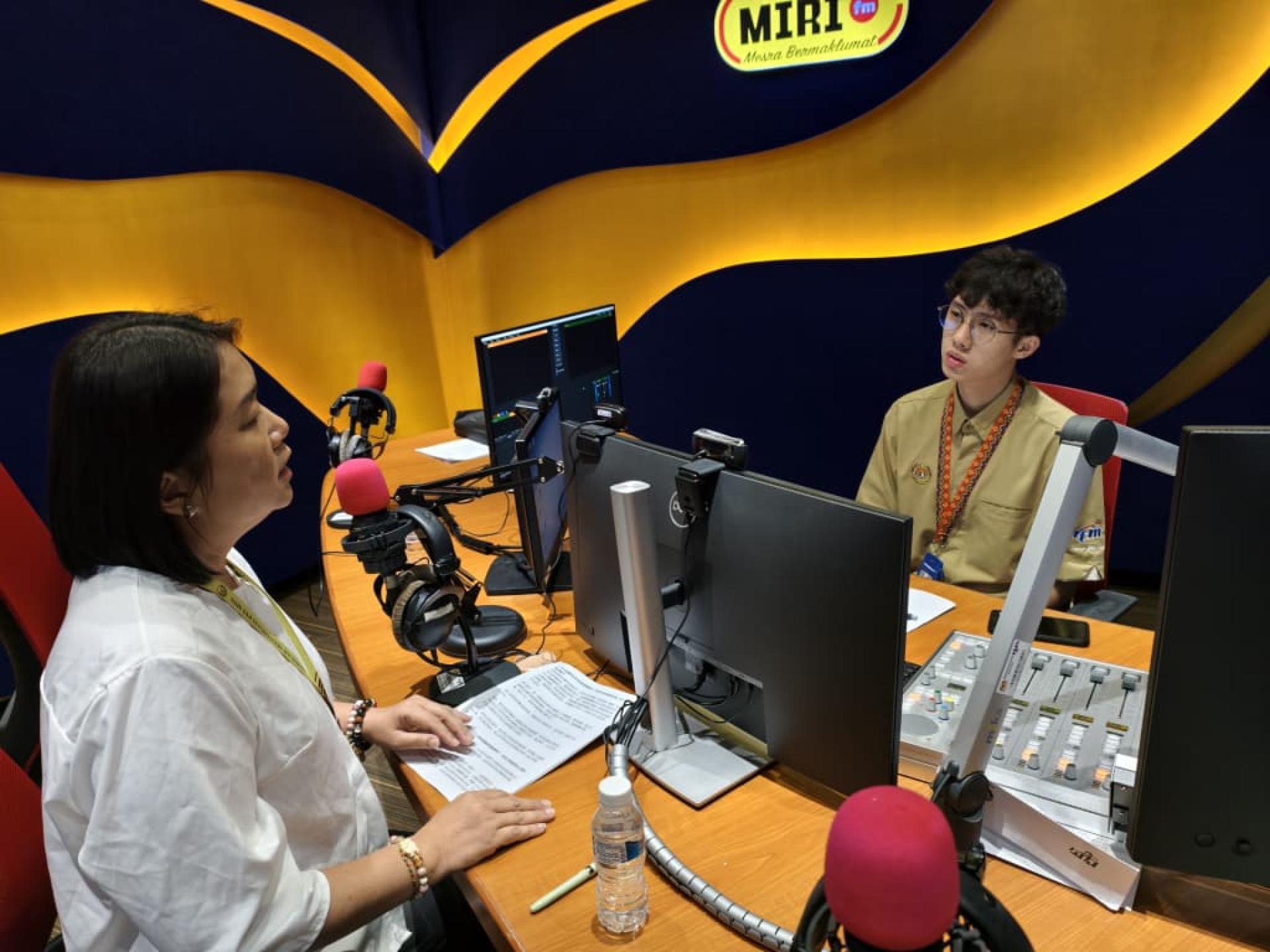 培中校长贝美娇（左）接受美里电台DJ 周靖（右）的专访时影。