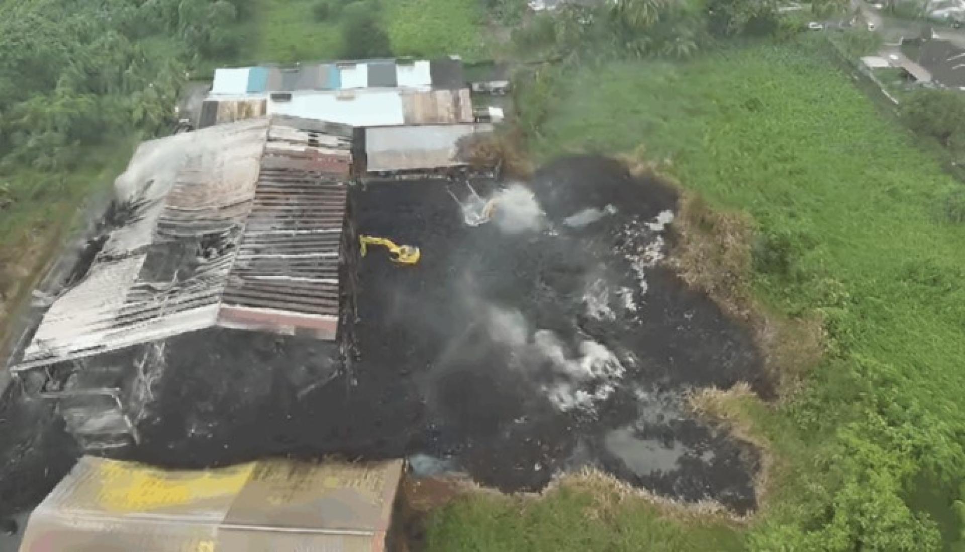 视频截图显示9哩轮胎厂火灾的空拍画面。