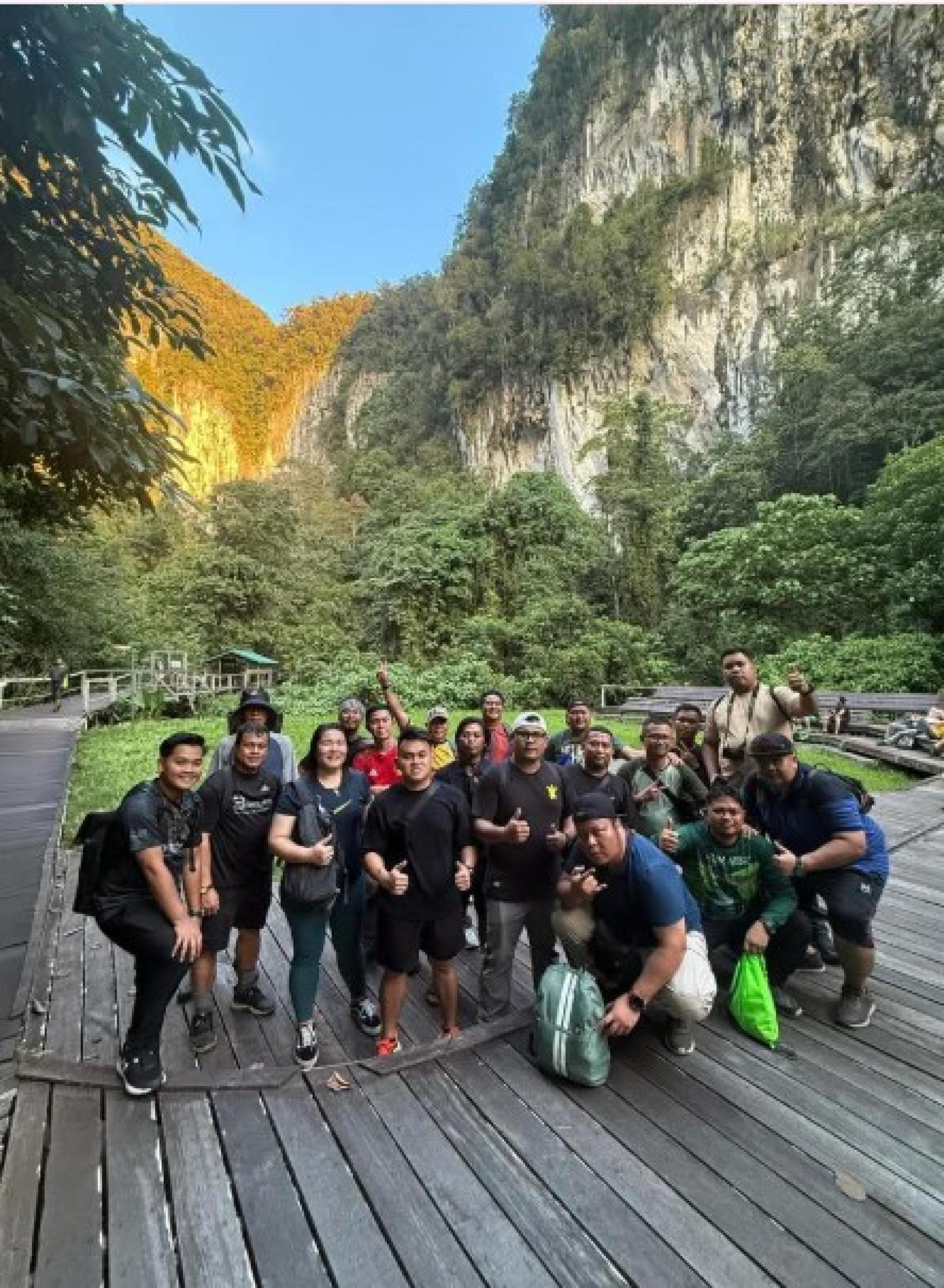 部分参与者在姆禄洞穴探险活动中合影。