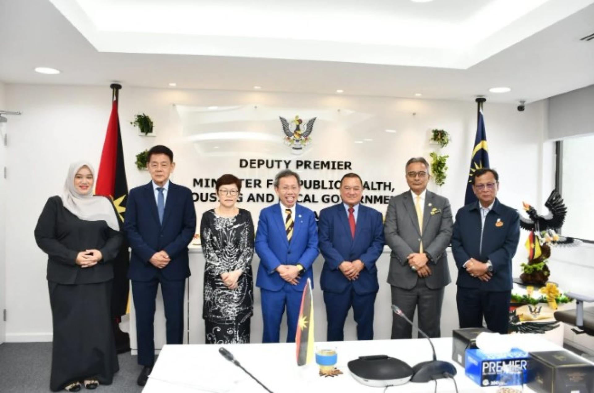 沈桂贤（中）与2025至2027年度砂房屋发展机构董事成员合影。