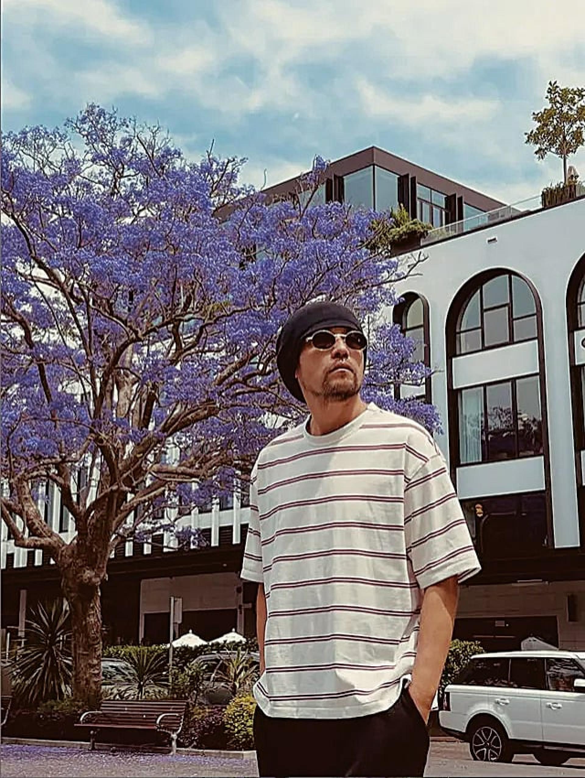 周杰伦因戴帽、墨镜又留胡子，险些被误认为黄明志。