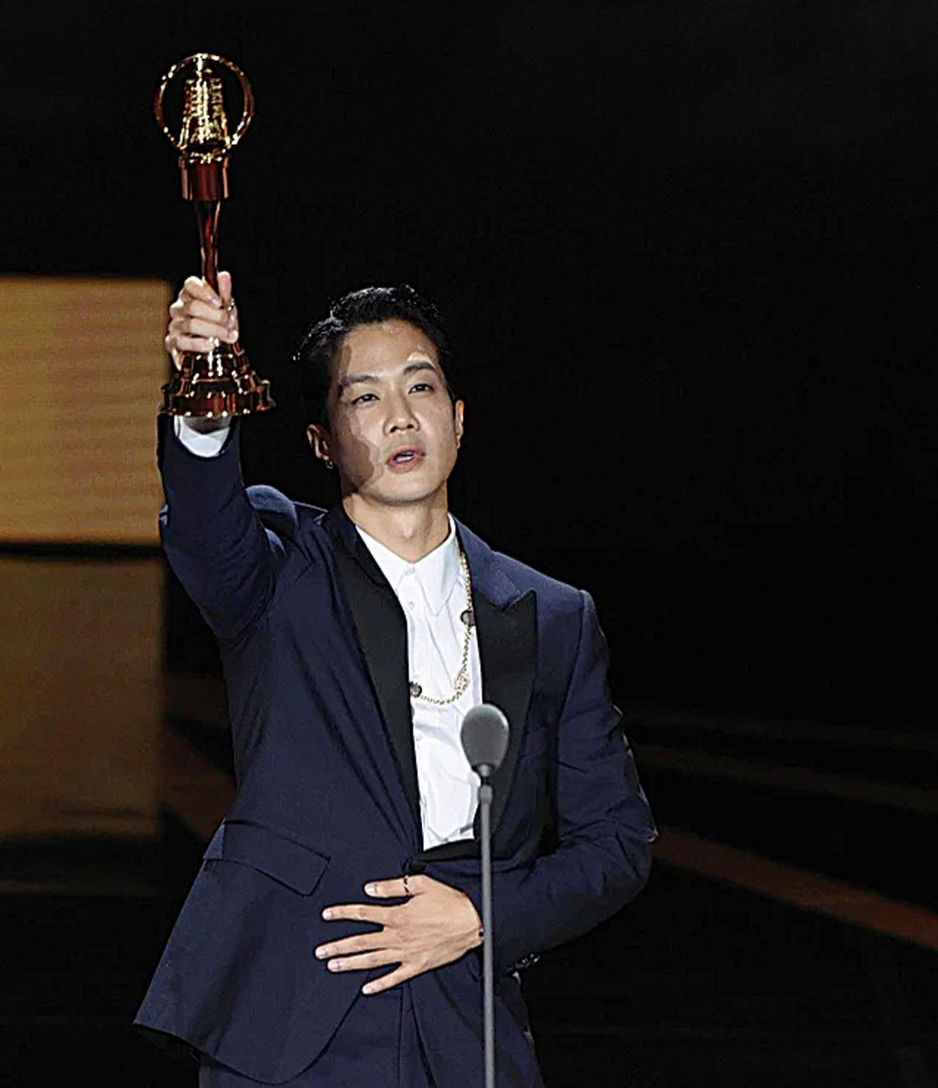 金钟视帝薛仕凌自首涉闪兵。