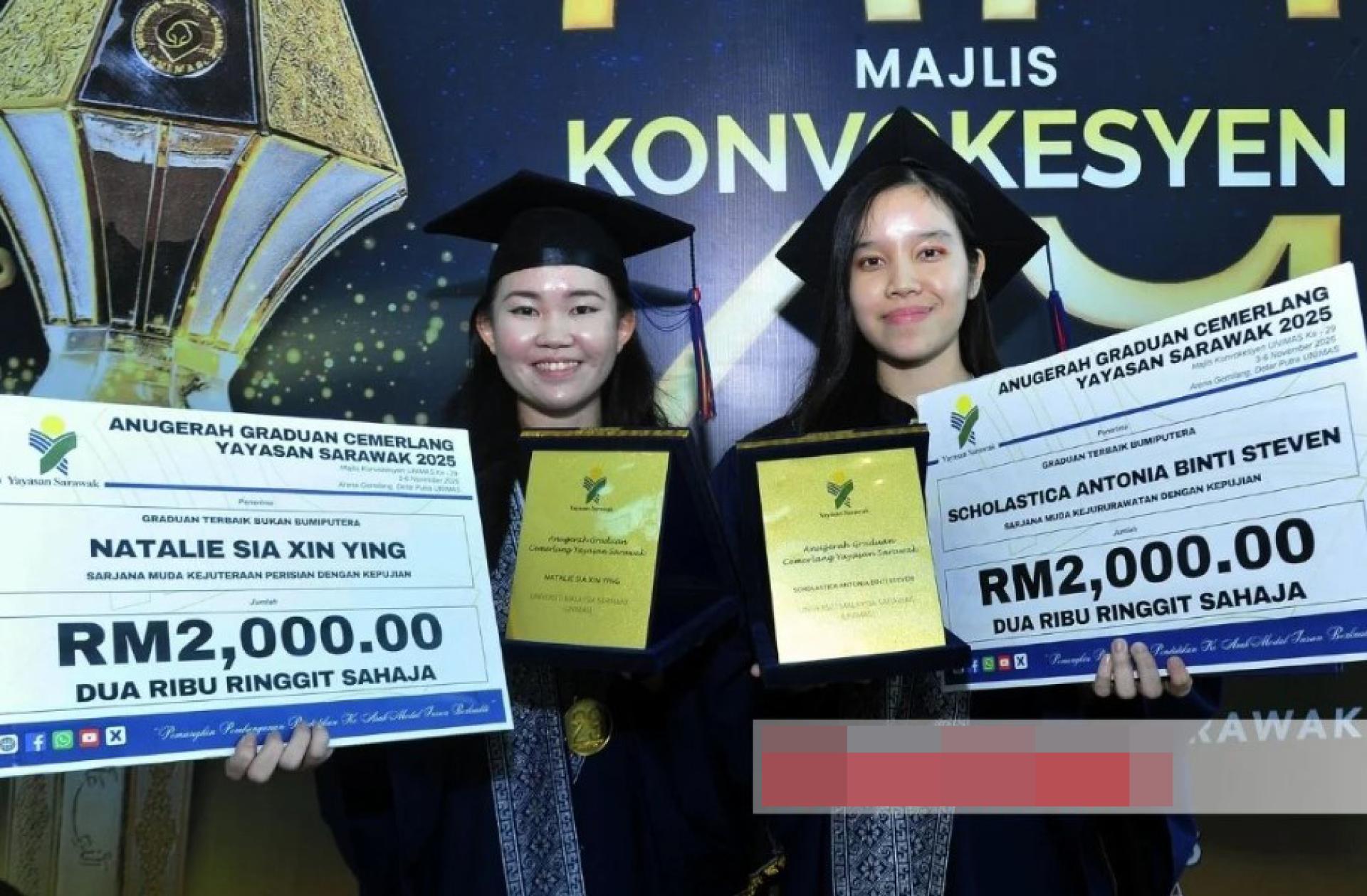 （左起）Natalie 与 Scholastica 手持奖项合影。