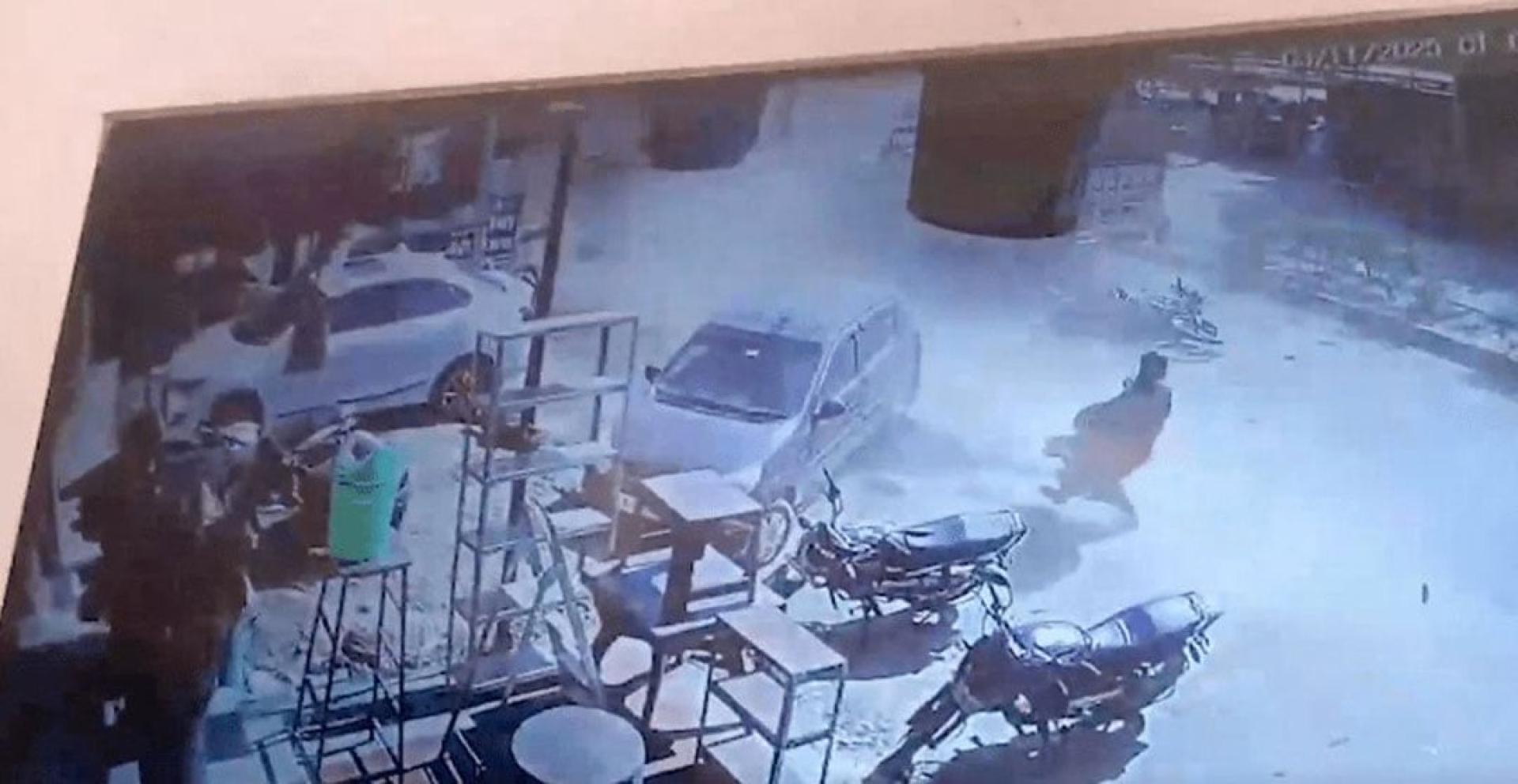 多名途人倒卧马路上，有电单车被撞倒。