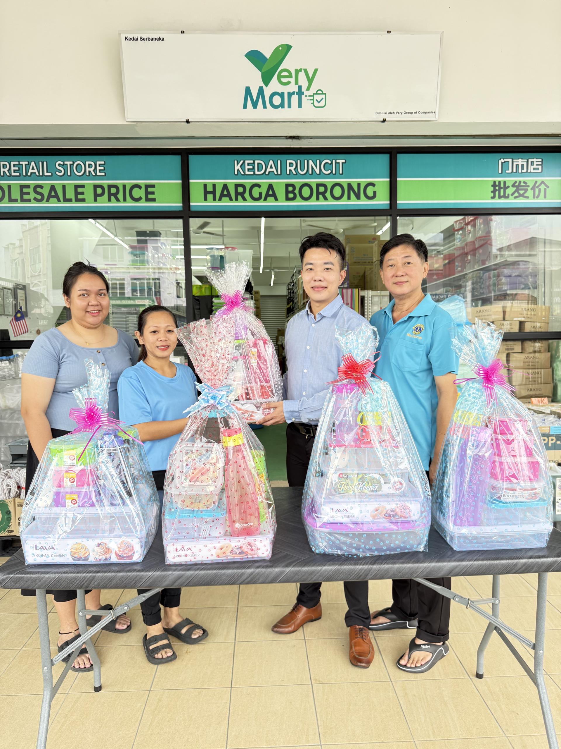 美里排总主席温凯富（右2）接领来自 Very Mart 的赞助礼品，由史纳丁分店主管杰克琳诺丽 （左2）代表移交，象征企业与体育团体携手共荣的良好合作关系。