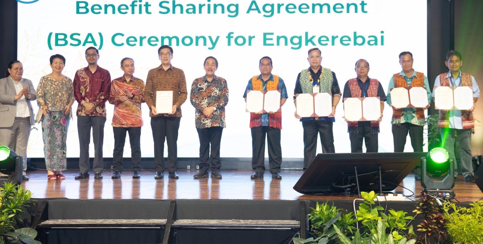 拿督斯里罗伦沙加（左6）见证砂拉越生物多样性中心首席执行员拿督杨中正（左5）与合作的5个伊班族社区签署利益分享协议。