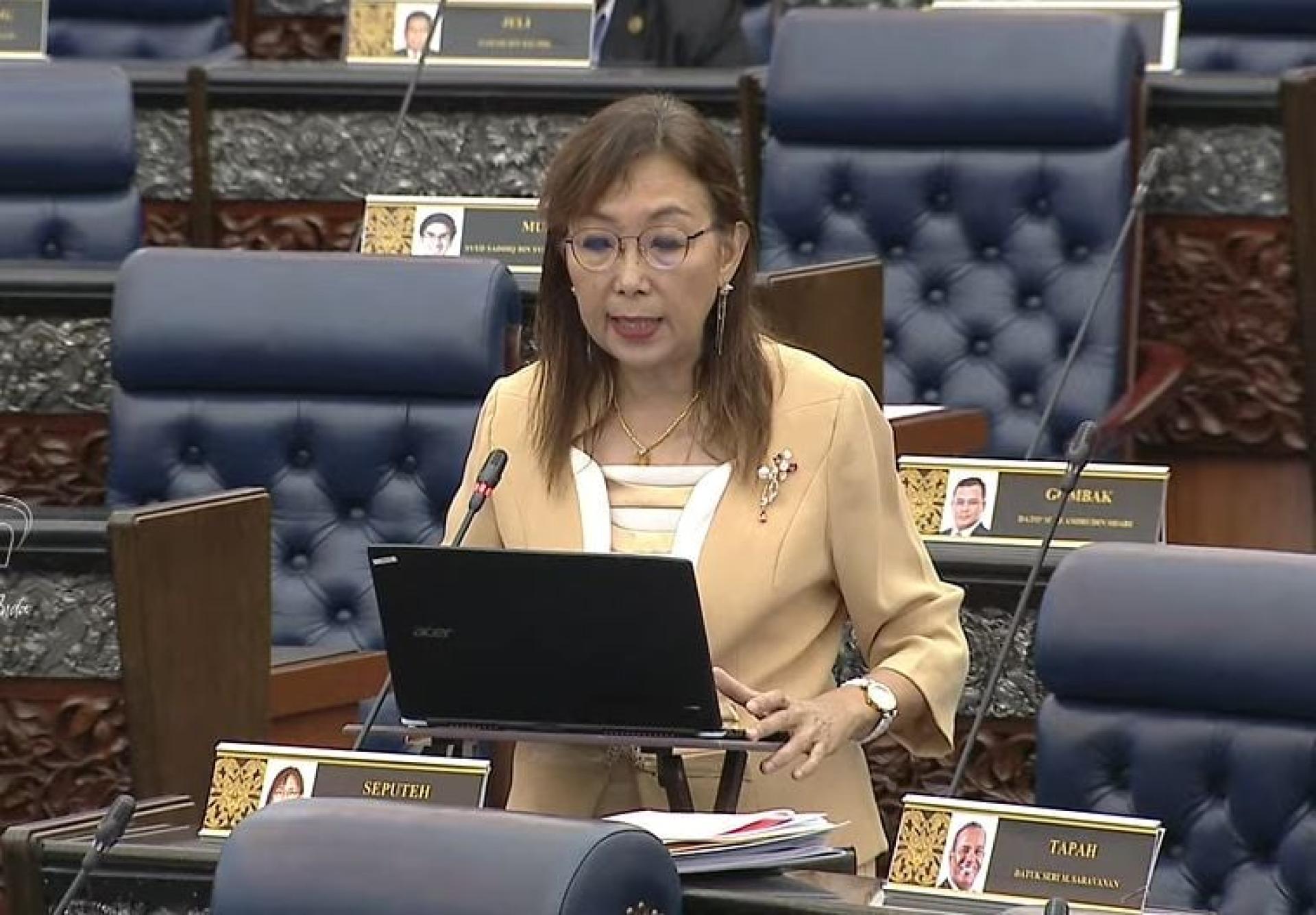 郭素沁质疑，反贪会及总检察署在处理土团党泗岩沫区部署理主席阿当拉兰的Jana Wibawa计划时，出现双重标准。