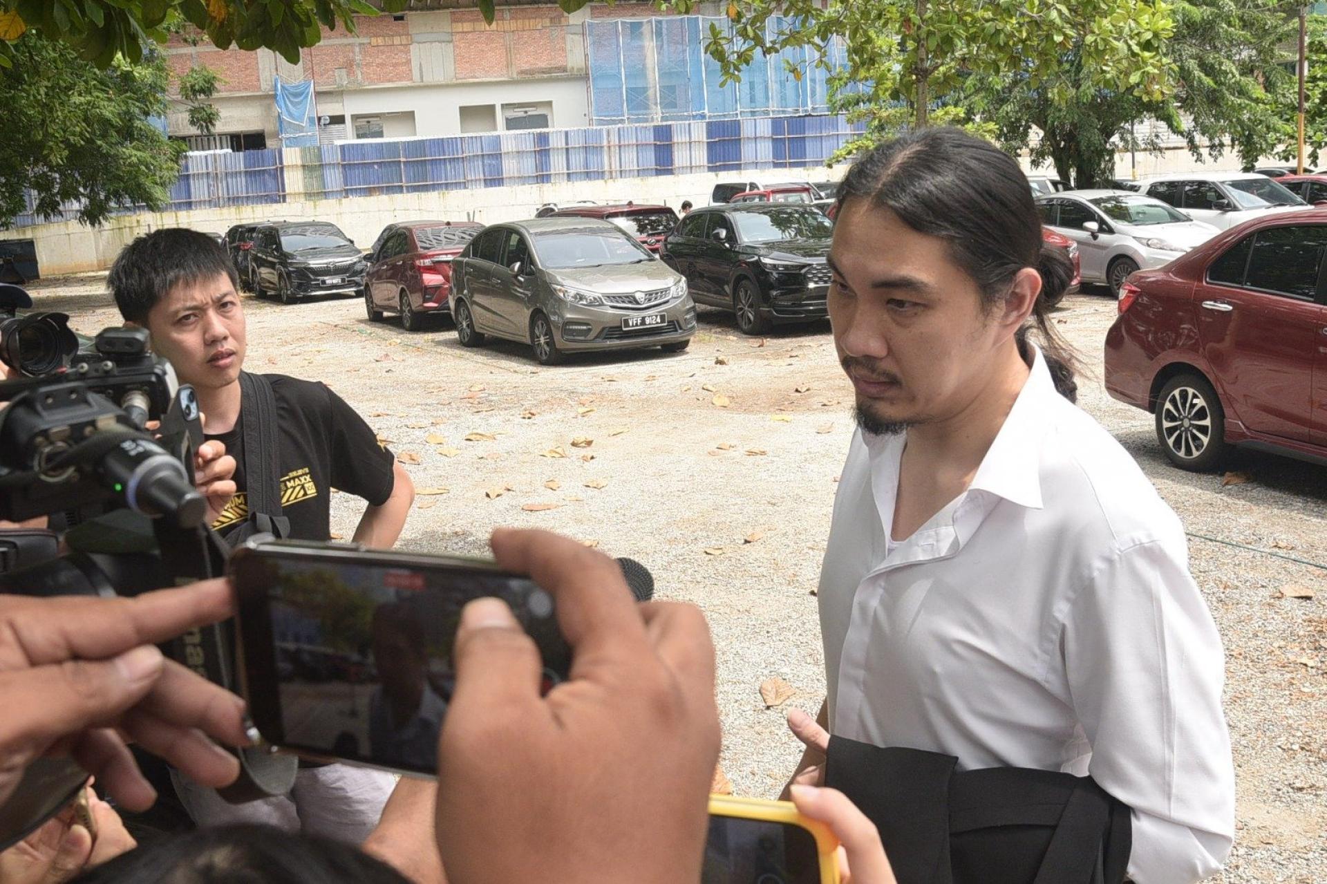 郑青丰（右）告诉媒体，他向推事要求延扣仅6天；此案发生已过去逾14天，因此我要求只延扣6天。