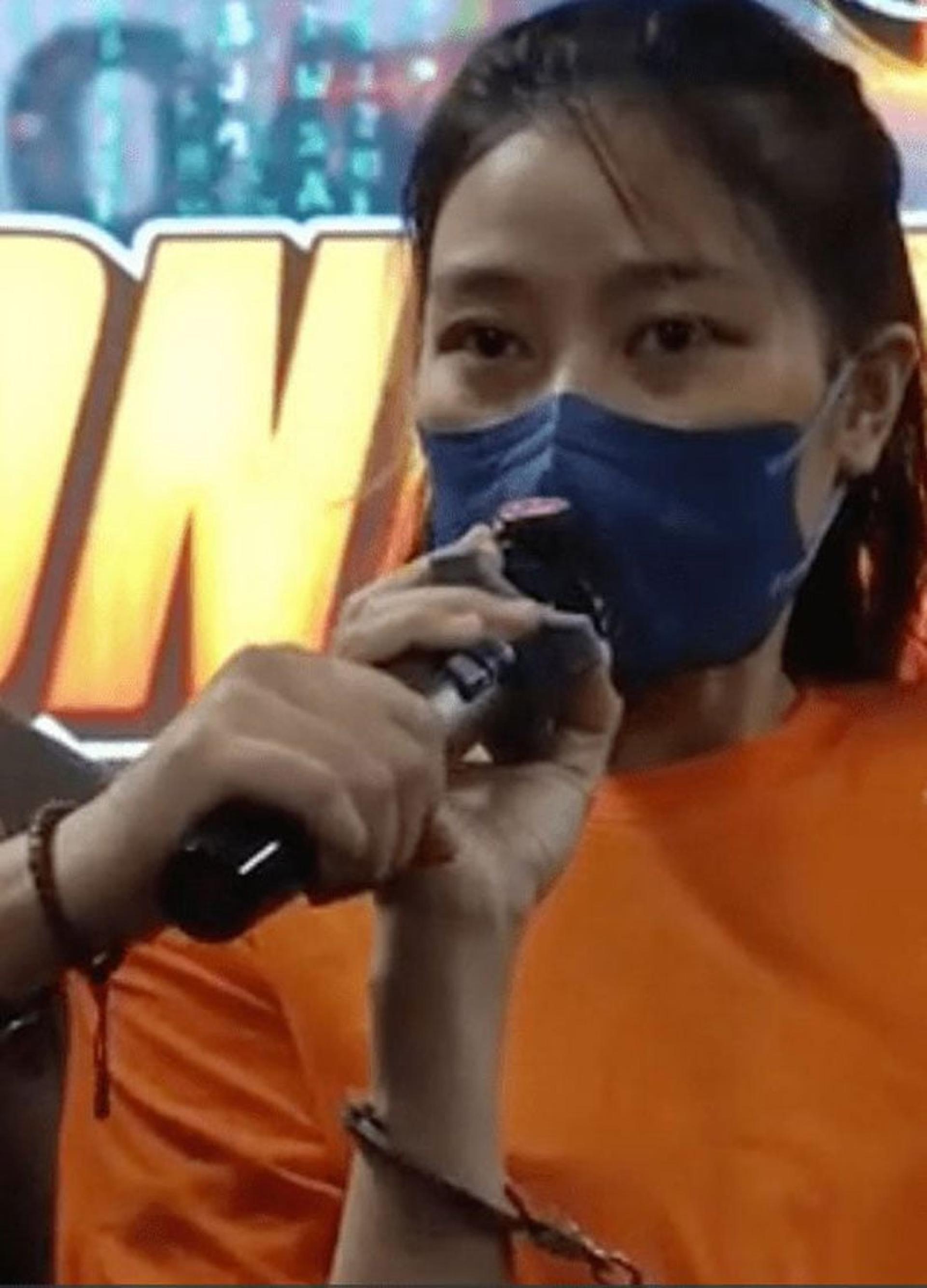 女疑犯温迪在警方记者会上交代案情。