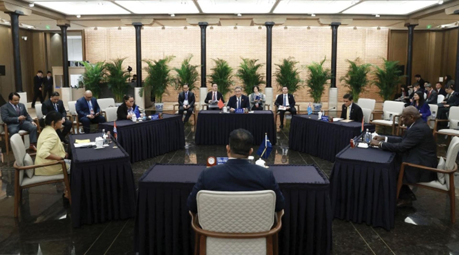 王文涛（后中）与太平洋岛国代表举行集体会见。