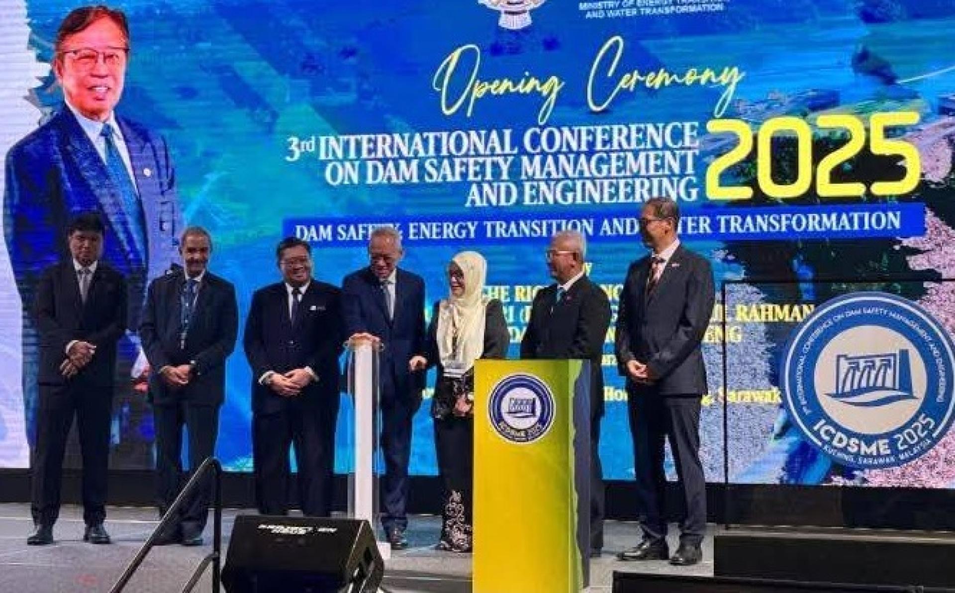 拿督依布拉欣巴基（中）代表总理出席并主持开幕。