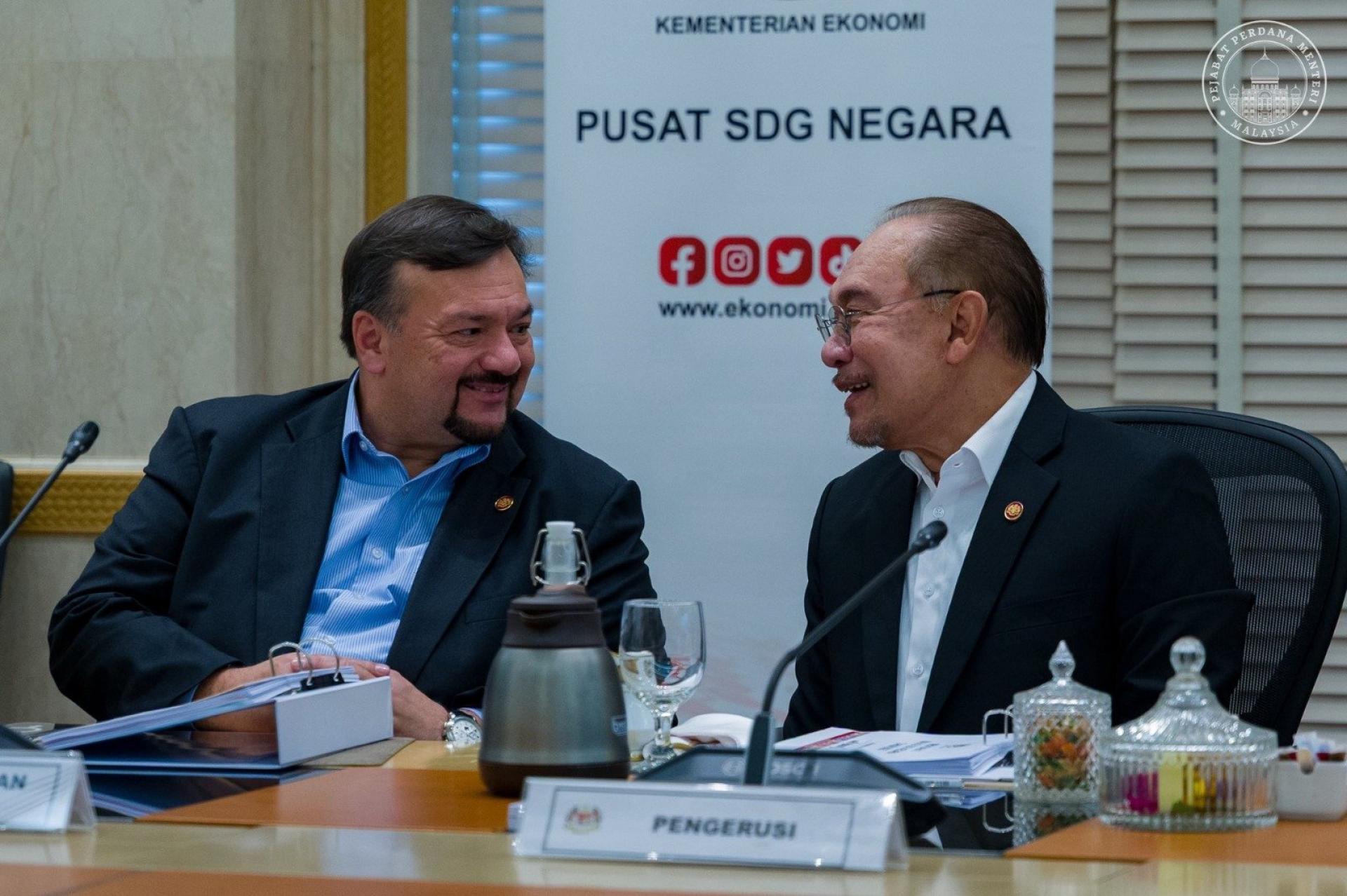 安华（右起）与阿米尔韩沙在交流。