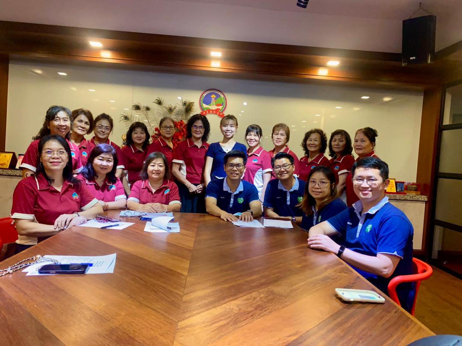 2025年福州文化系列活动“犀鸟街福至 全砂呈吉祥”新春红包封设计比赛美里区的筹备会合影。左3起为美里福州公会妇女组主任黄优芳以及青年团团长罗立原。