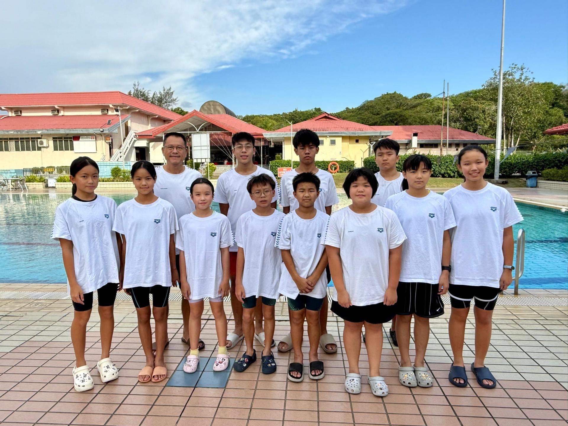 Top Speed Aquatics游泳俱乐部11名泳将将于11月7日至9日前往吉隆坡武吉加里尔国家水上运动中心，参加SportExcel/Milo/NSC全国游泳巡回赛总决赛。后排左为教练钟易强。