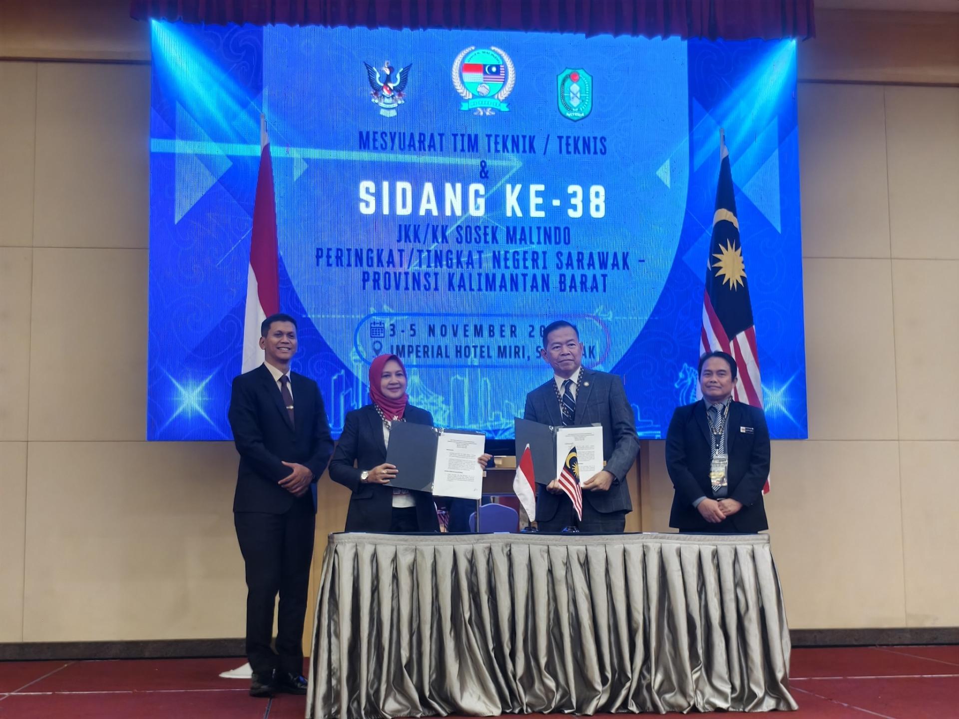 砂拉越经济与发展策划副秘书长拿督斯里莫哈末阿都拉扎伊迪博士（右2）与西加里曼丹省印尼及马来西亚社会经济合作代表团团长琳达普尔纳玛（左2）签署第38届印尼及马来西亚社会经济合作备忘录后合影。