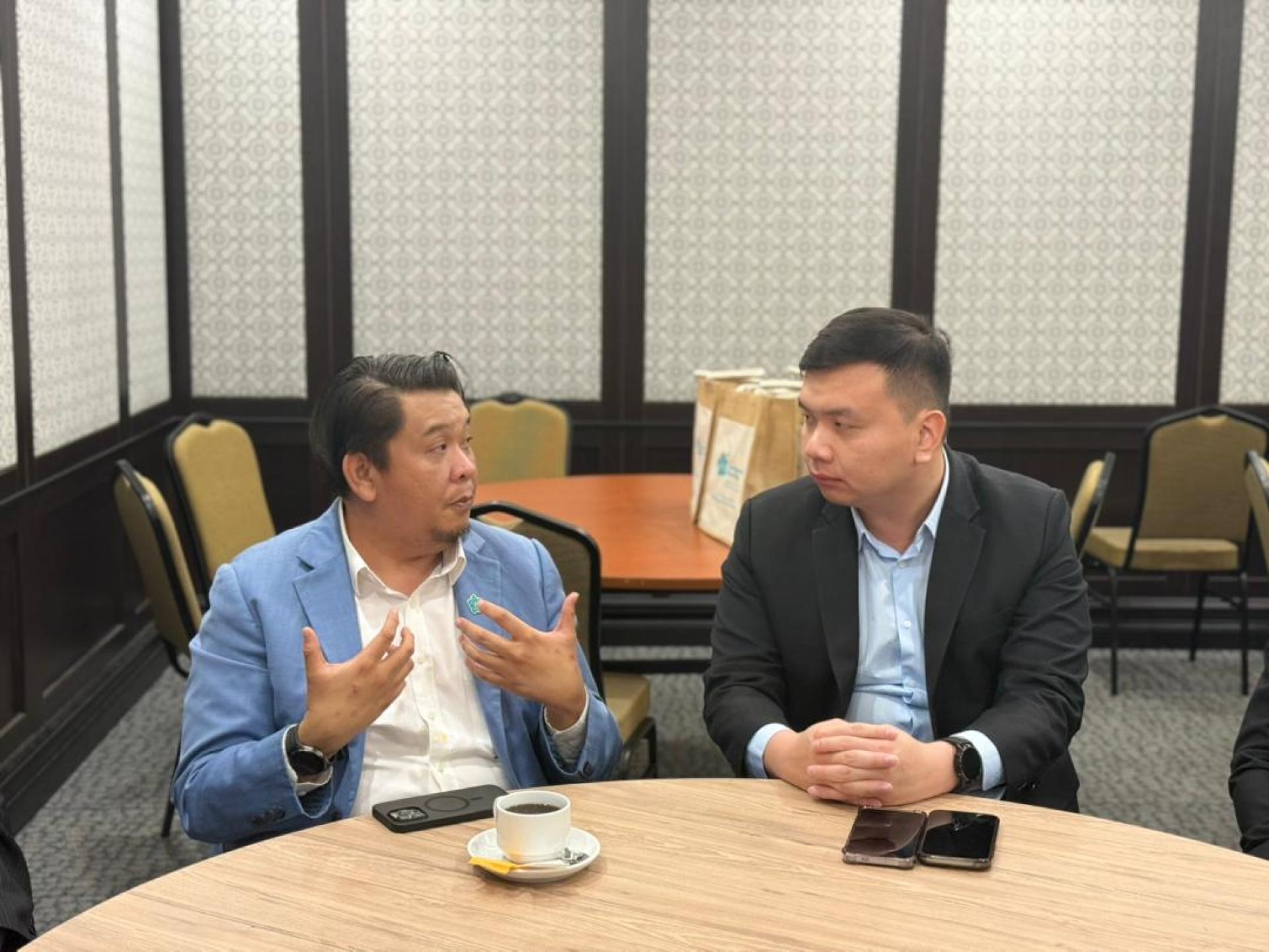 美里国会议员赵俊文（右）与卫生部副部长拿督鲁卡尼斯曼阿旺绍尼会晤。