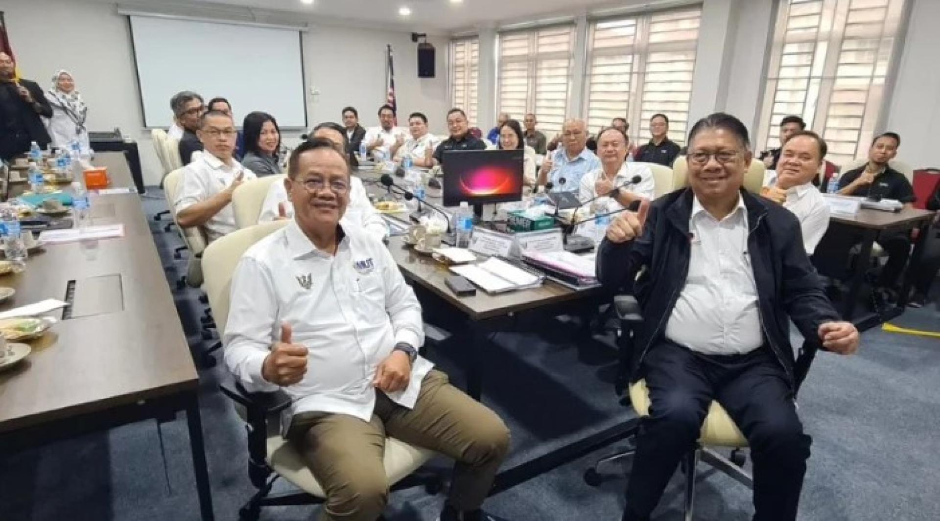 拿督斯里朱莱希纳拉威（Dato Sri Julaihi Narawi）今日在宋县县署主持特别汇报会。