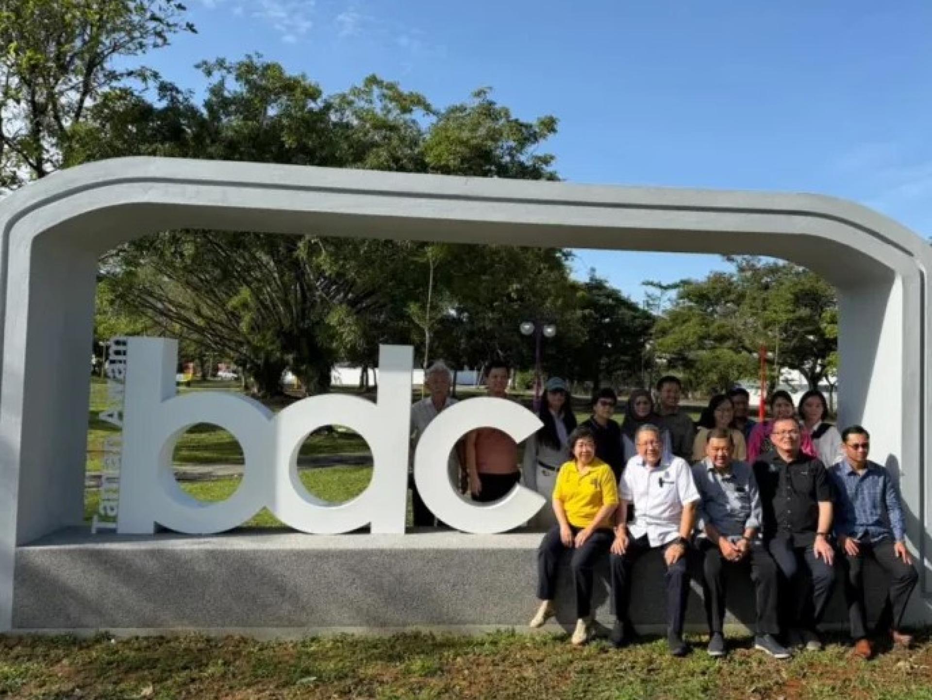 黄鸿圣（坐者左2）、副市长拿督再依迪苏海里（Dato Zaiedi Suhaili，坐者中）与团队于2025年11月6日，在BDC公共公园合影留念。