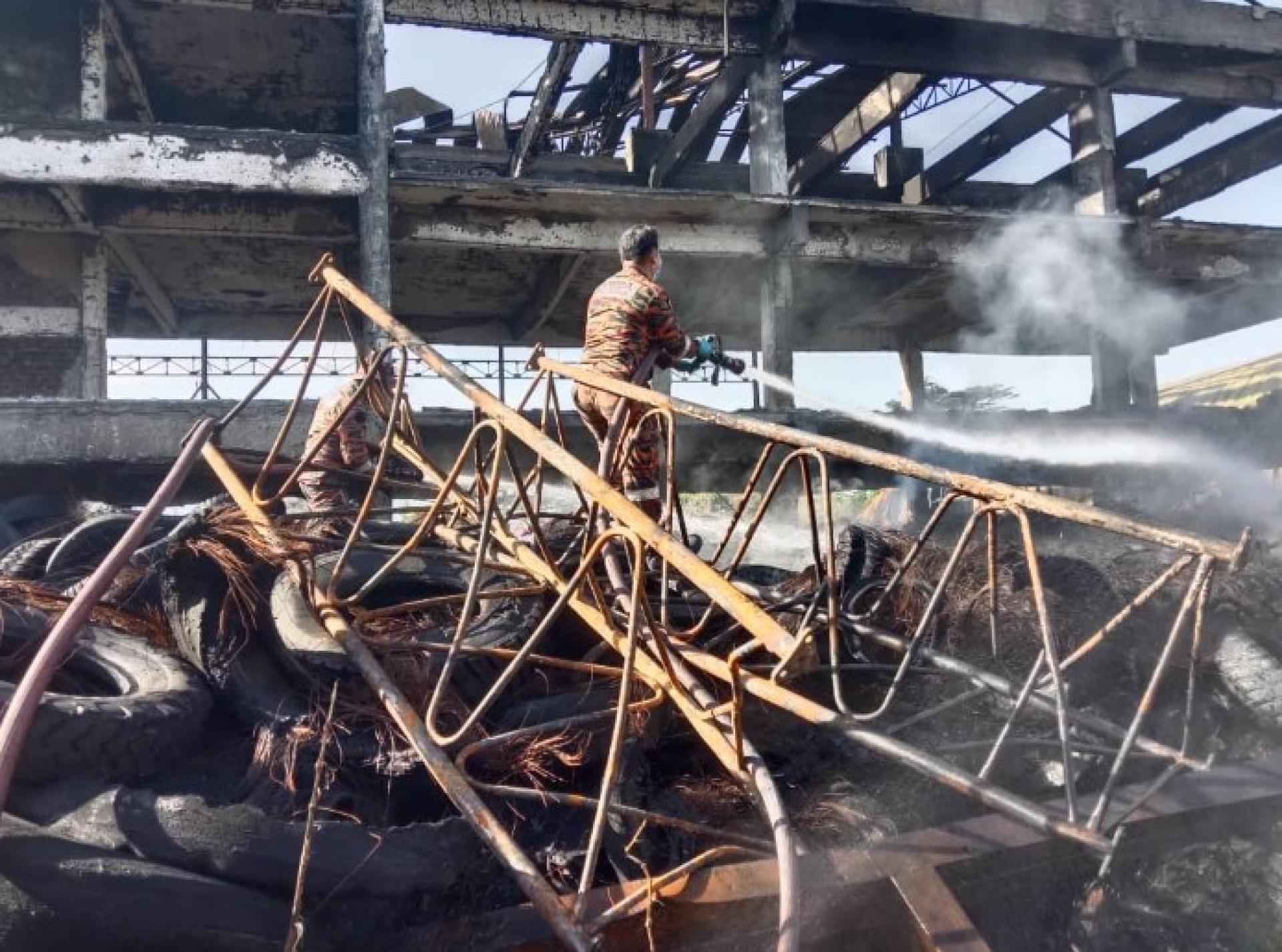 非法经营的轮胎储存厂轮胎堆积处再度发生火灾。