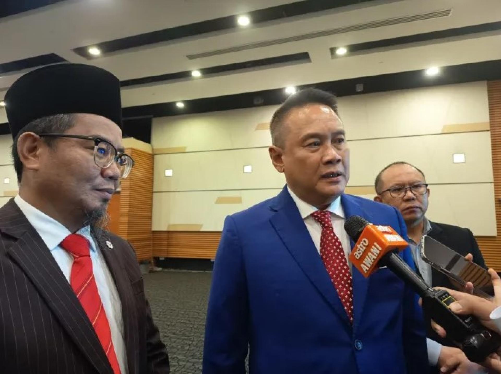 拿督斯里阿末胡赛里雅哈雅（右）在2025年国家反贪策略大会开幕后接受媒体访问，左为拿督朱安达再也。