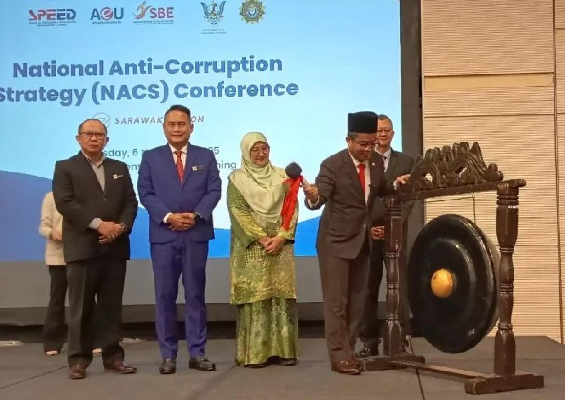 朱安达（右2）今日在古晋婆罗洲会展中心主持敲锣仪式，象征启动“2025年全国反贪策略大会”。