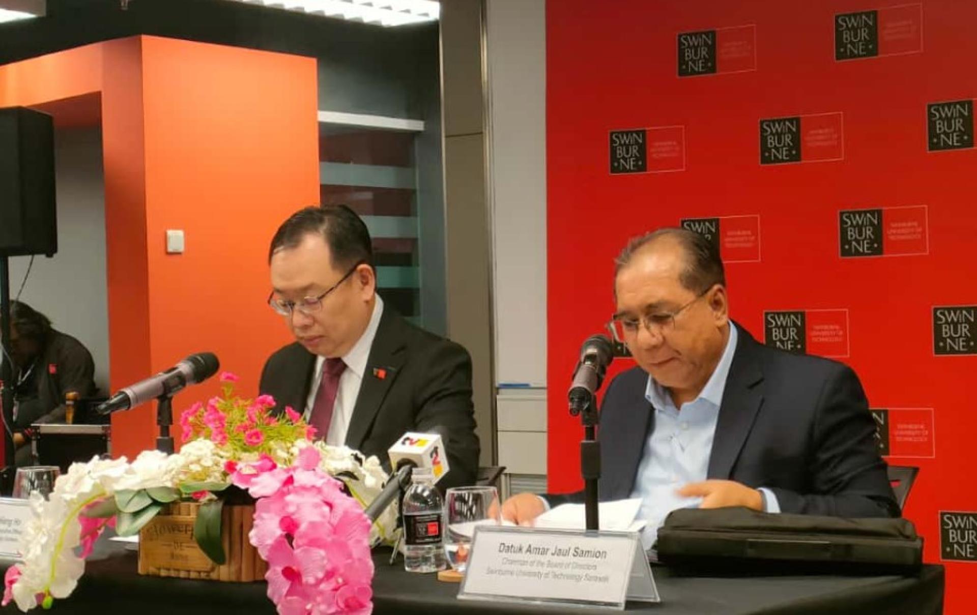 佐尔（右）与Professor Lau Hieng Ho在记者会上发言。