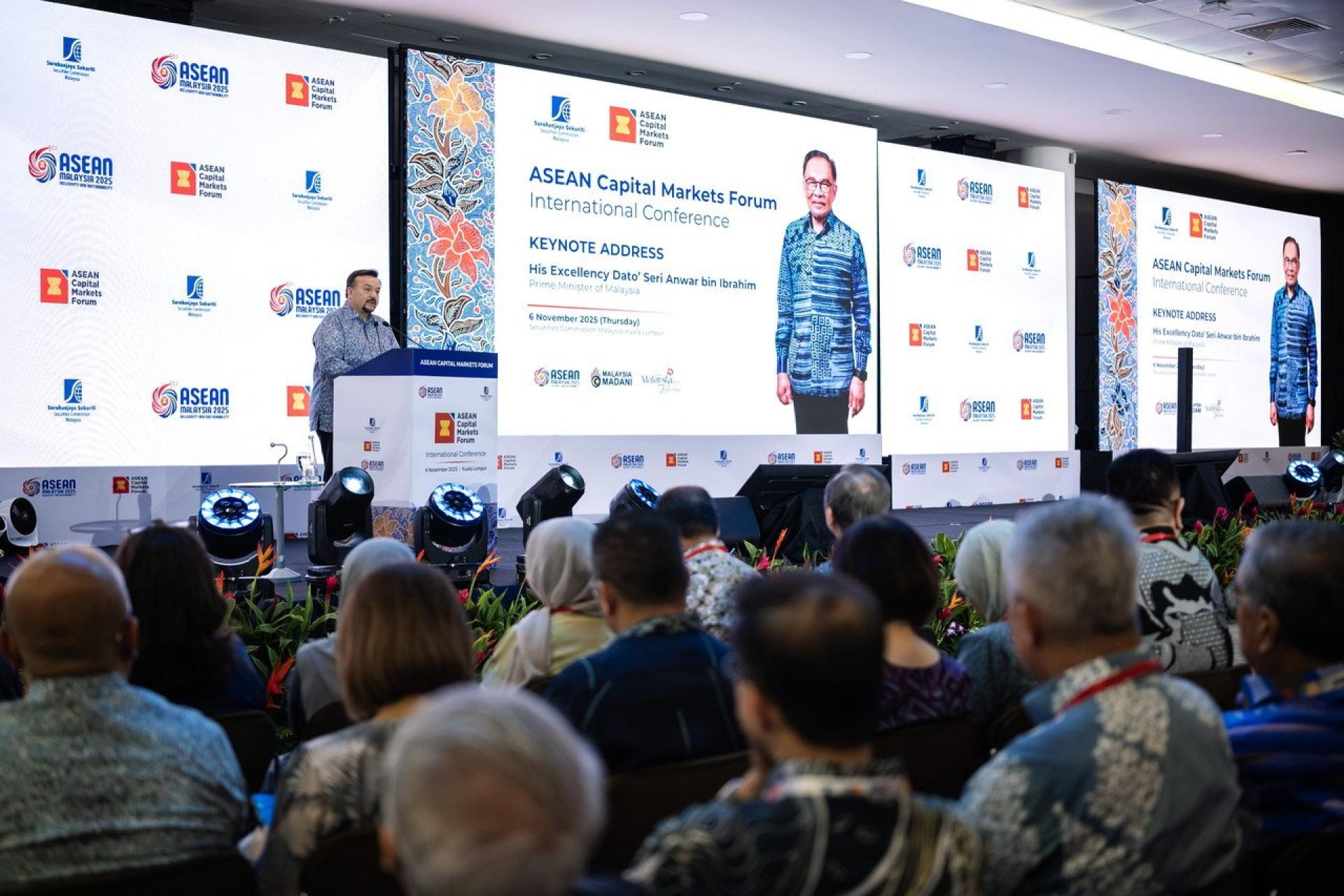 阿米尔韩沙（台上左）代读安华讲稿是指，东盟资本市场论坛2026-2030年行动计划，将使区域成为一个负责任及长期投资的目的地。
