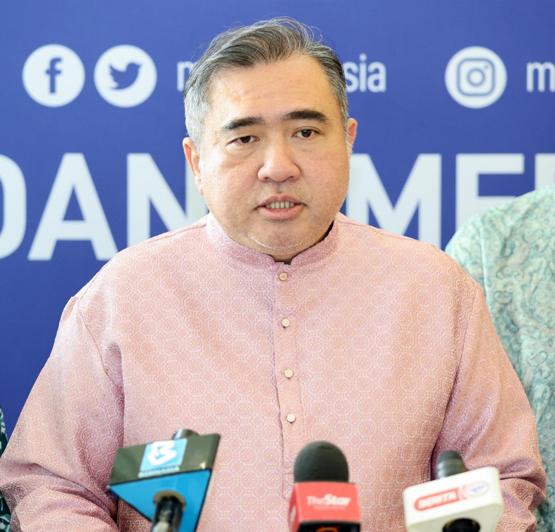 陆兆福说，2026年开始，所有拖欠交通罚单的车主将被列入黑名单，无法更新路税或驾照。