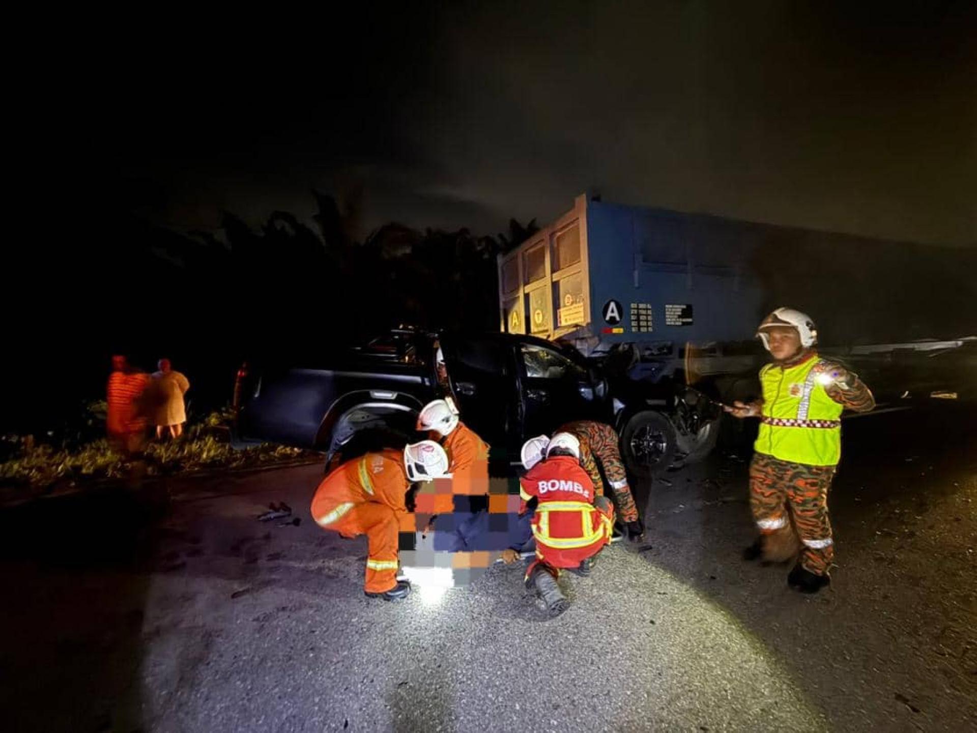 一辆四轮驱动车昨晚在路上与一辆罗里追尾相撞，导致车内两人受困受伤，消防与救援人员赶抵现场展开救援。