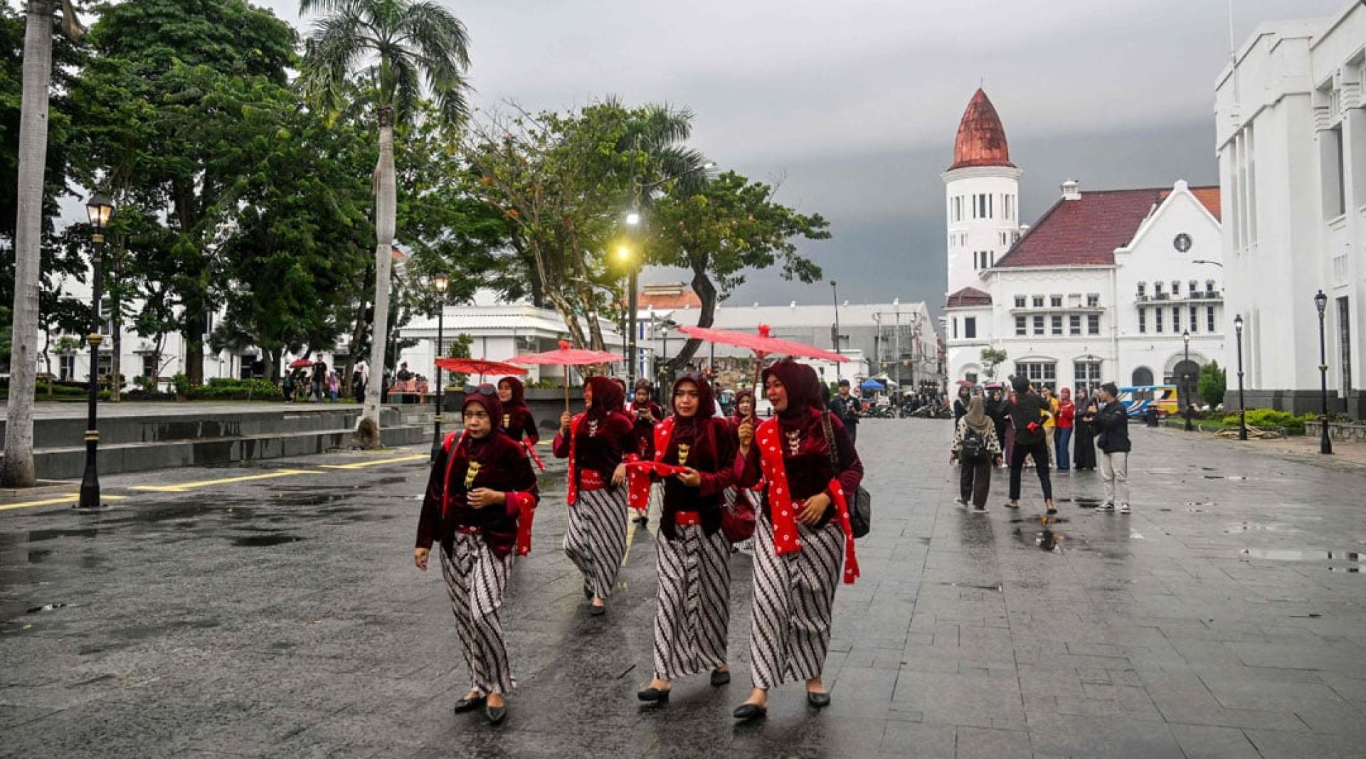 人均预期寿命和教育指标的提升，反映出公共卫生和医疗服务水平的改善。