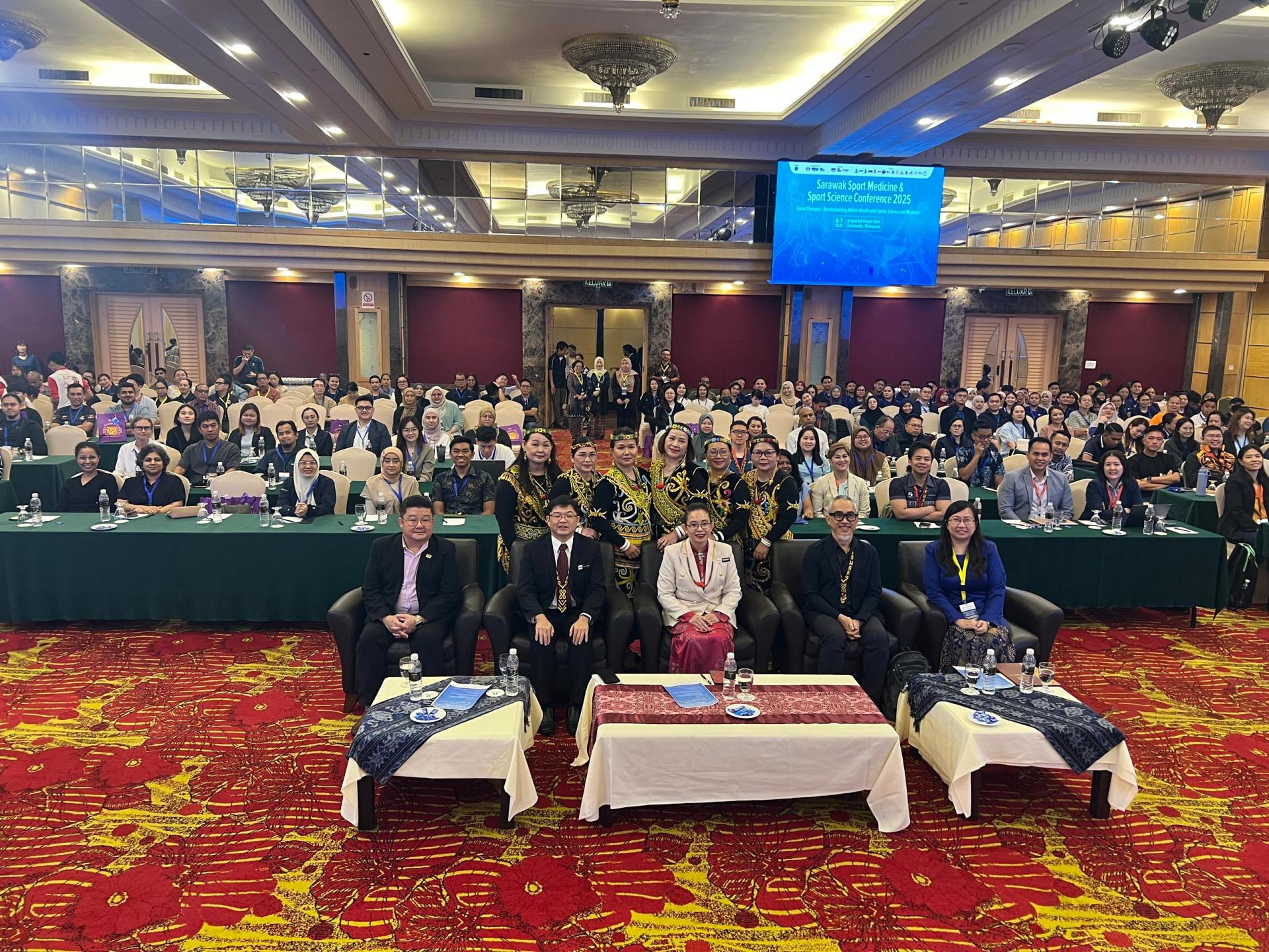 “2025年砂拉越运动医学与运动科学会议”开幕嘉宾和与会者合影。前排左2起为筹备会主席兼美里医院院长黄修儒医生和开幕主宾砂卫生局局长薇罗妮卡医生。
