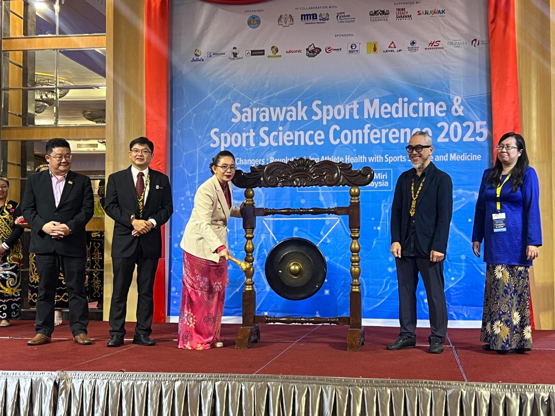 砂卫生局局长薇罗妮卡医生为“2025年砂拉越运动医学与运动科学会议”主持开幕鸣锣仪式。左2为筹备会主席兼美里医院院长黄修儒医生。