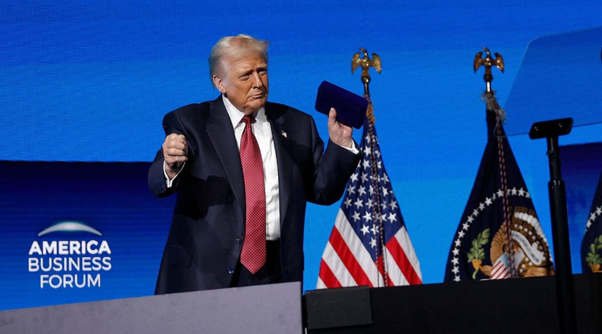 特朗普5日在佛州迈阿密演说后再度秀其舞姿。