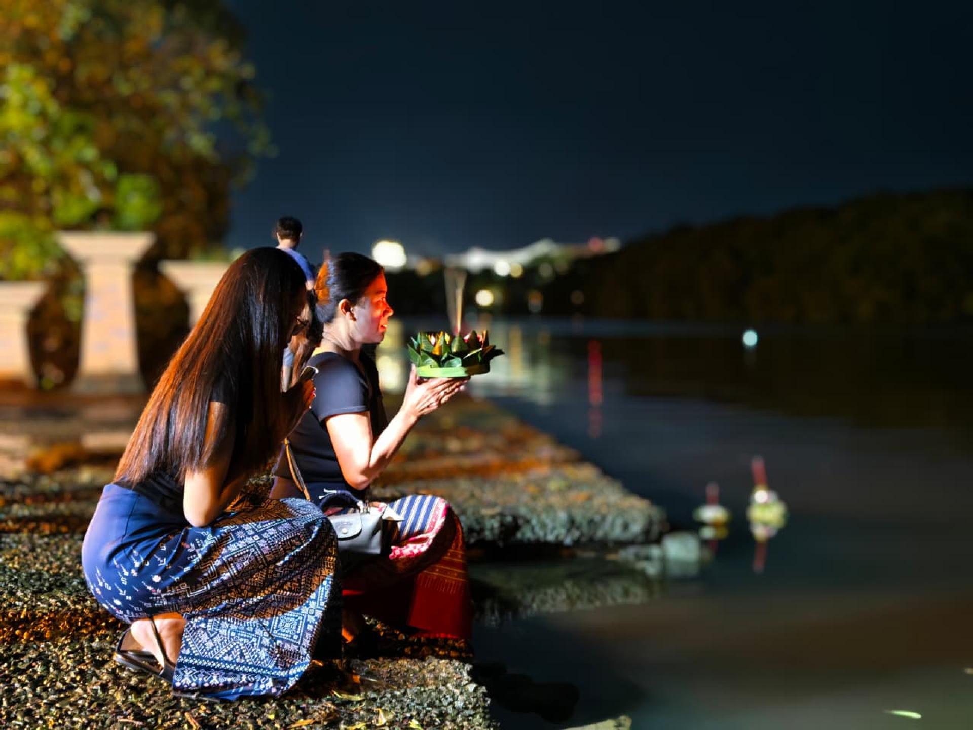 泰侨放水灯前虔诚许愿