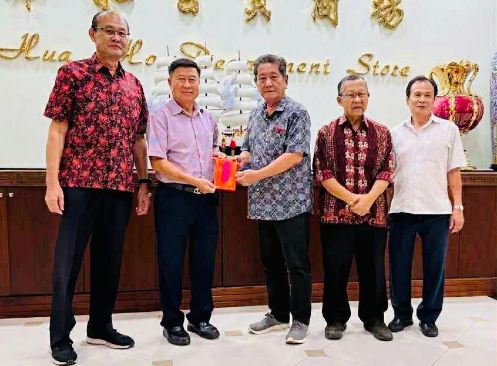 叶天福移交请柬予该社名誉顾问国会议员刘孝德。