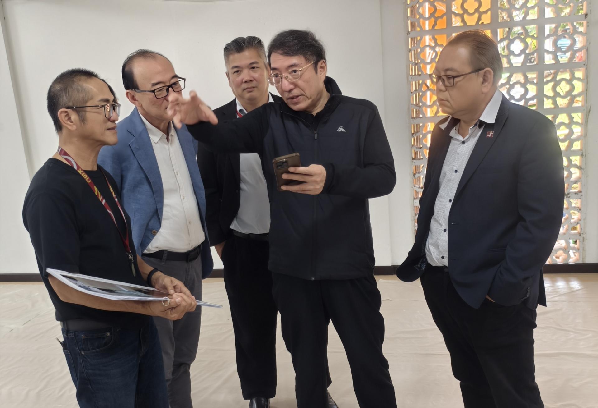 董竞成教授（右2）视察研究中心施工进度。