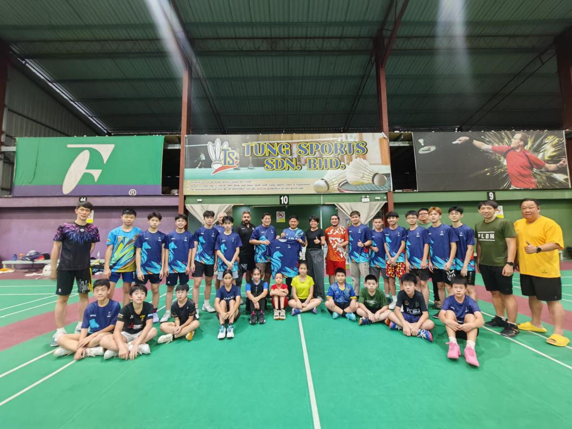 美里羽球总会会长拿督立宾拉末（左10）为砂拉越羽球邀请锦标赛美里代表队进行授旗仪式。