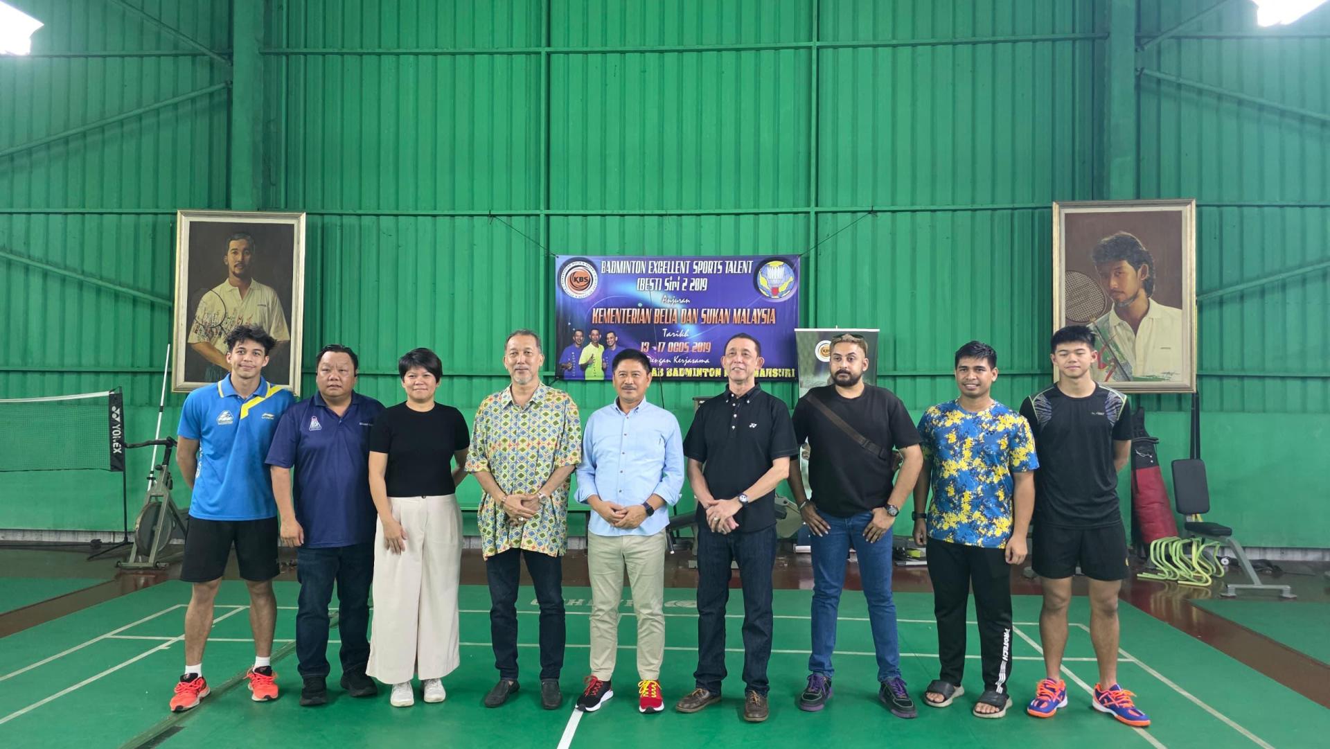 美里羽球总会会长拿督立宾拉末（左5）与马来西亚羽球名将拿督米斯本西迪（右4）及拿督斯里贾兰尼西迪（左4）进行交流後合影。