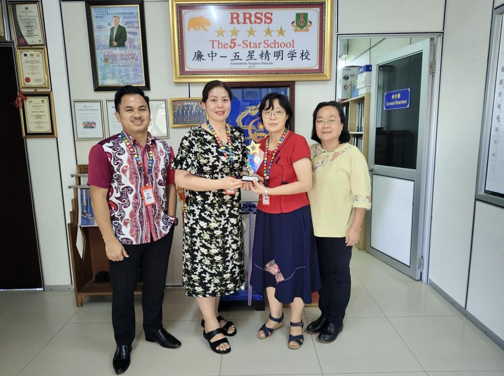 廉律中学中文组许瑛娉主任（右2）与陈立玲老师（右）移交“三善阳光校园卓越奖”予校长江佩娟和联课副校长康亚雄（左）。