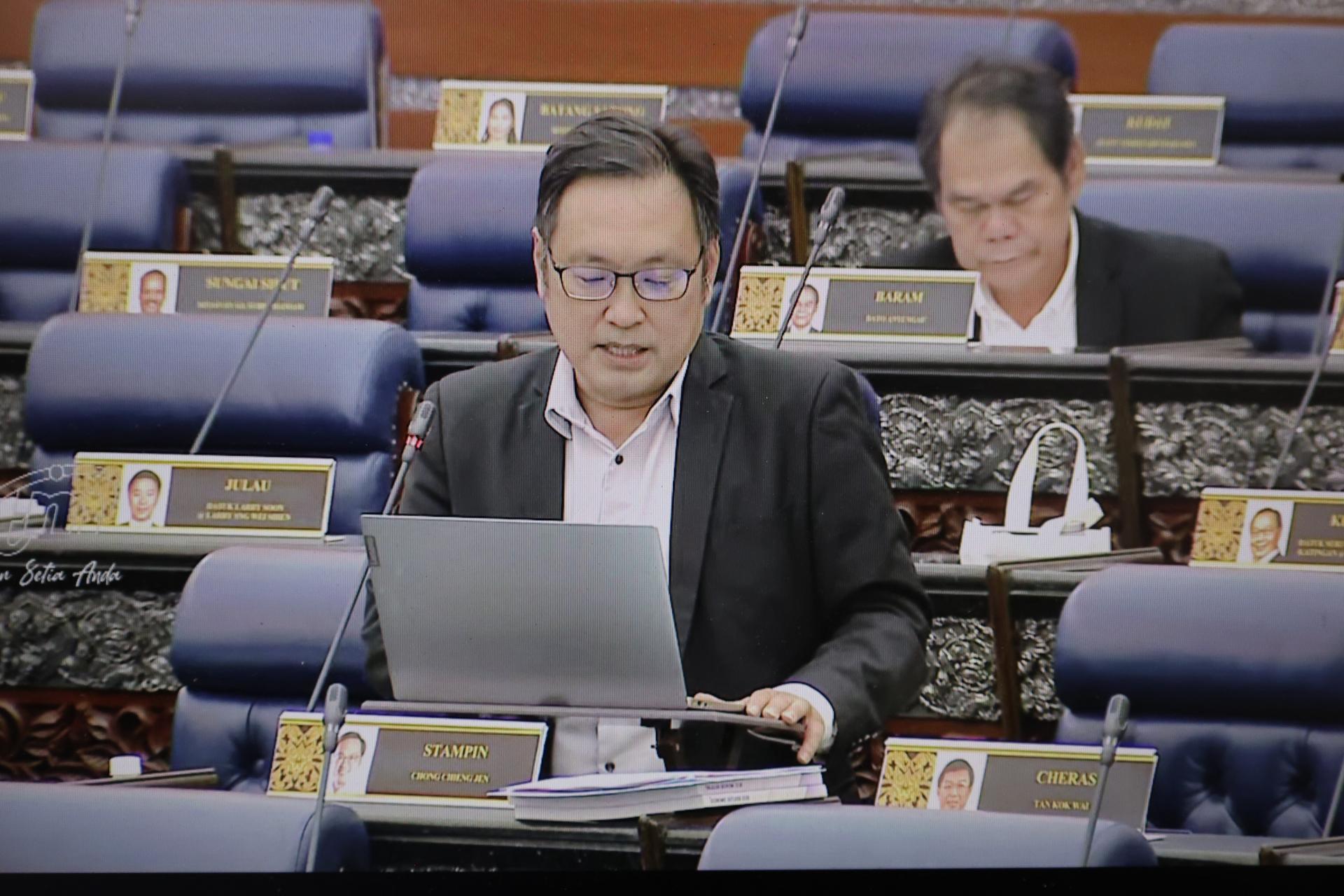 张健仁质询时摄。