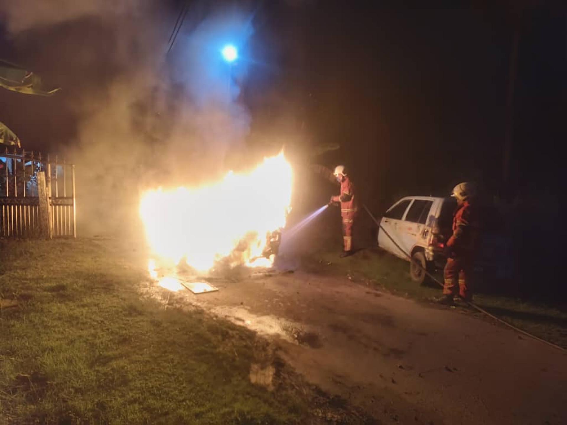消防员立即使用一条初期灭火水带，以消防车水泵为水源展开灭火行动。