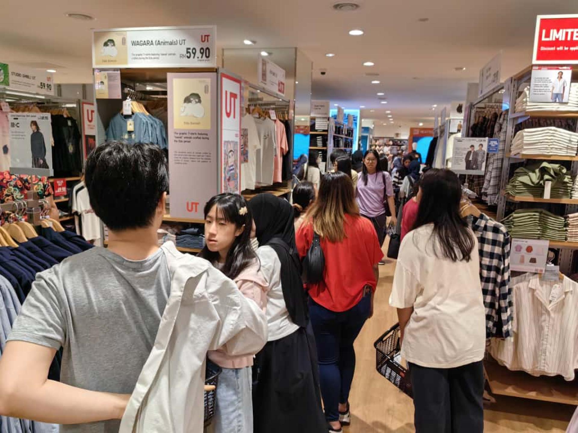 大批民众入场选购UNIQLO服饰。