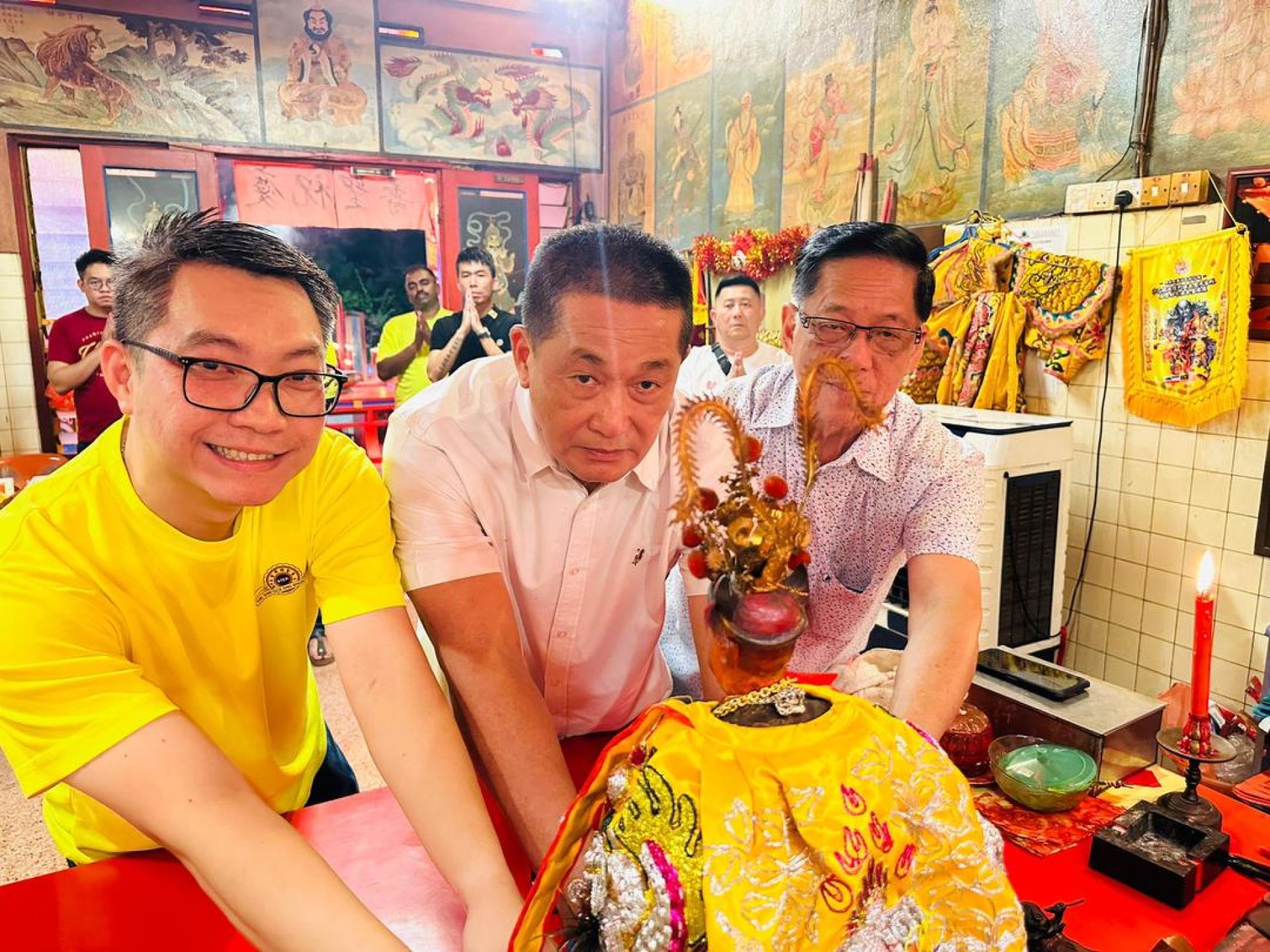 左起刘儱語市议员、施志豪州议员和天猛公拿督陈如飞共同抬起大聖金身，准备出国。